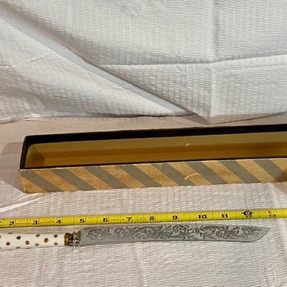 Beautiful floral etched stainless steel 13” Sheffield cake knife. - Picture 5 of 6